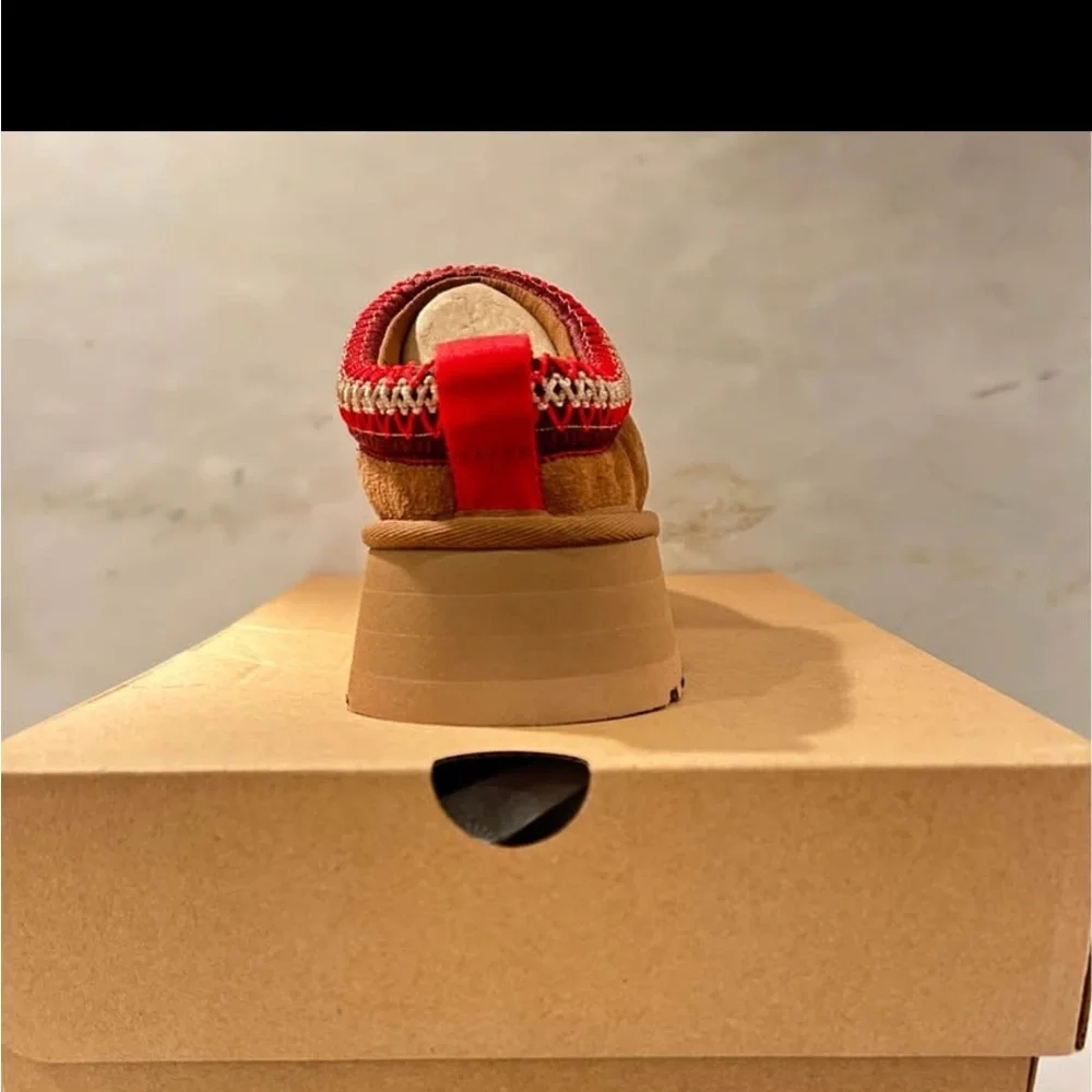 NWT- size 7 Ugg - Picture 2 of 2